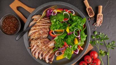 Приготовь пикантный салат в азиатском стиле: с овощами, мясом и соусом