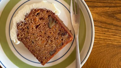 Чим порадувати рідних на сніданок: морквяний пиріг з горішками