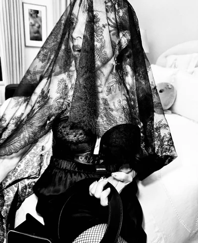 Какая там пенсия: Мадонна сфотографировала свой бюст в тугом корсете - фото 568196