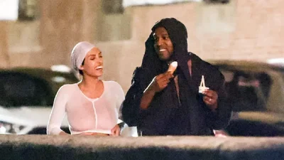 Каньє Вест та його сексуальна дружина в прозорому топі знову гуляли босоніж