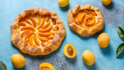 Как приготовить творожный пирог с персиками: обязательный десерт в летнем меню