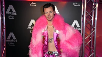 Гарри Стайлса застукали в объятиях молодой привлекательной актрисы