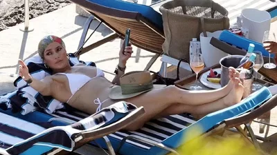 Дженніфер Лопес засвітила засмаглі сіднички в білому бікіні зі стрінгами