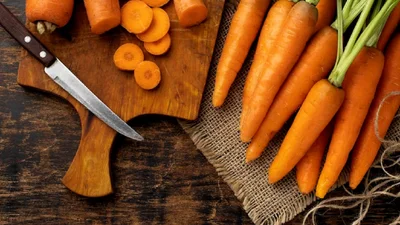 Блогеры в ТикТок едят морковь для быстрого загара: вот почему этого не нужно делать