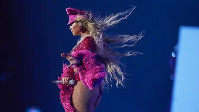 Бейонсе вразила новим образом з капелюхом від Ruslan Baginskiy