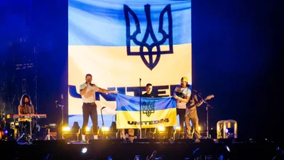 Видео дня: Саша из Николаевщины вместе с Imagine Dragons поднял флаг Украины в Варшаве