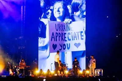 Видео дня: Саша из Николаевщины вместе с Imagine Dragons поднял флаг Украины в Варшаве - фото 569268
