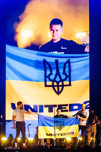 Відео дня: Сашко з Миколаївщини разом з Imagine Dragons підняв прапор України у Варшаві - фото 569269