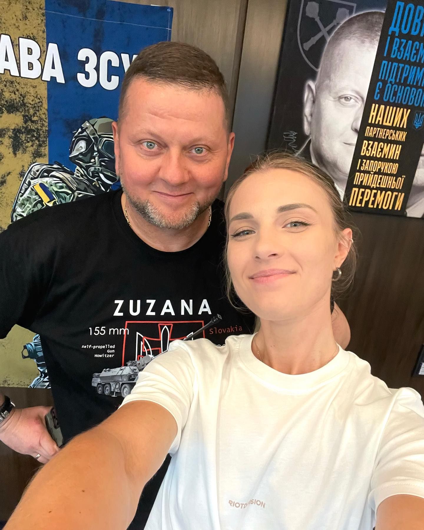 'Сказал, что все будет хорошо': Ольга Харлан сделала селфи с Залужным - 569475 'Сказал, что все будет хорошо': Ольга Харлан сделала селфи с Залужным - фото 569475