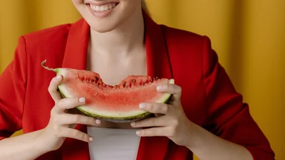 Сияние и никаких прыщей: 3 причины, почему арбуз полезен для кожи