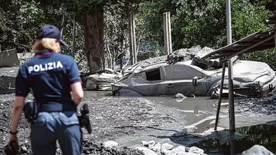 По улицам туристического городка Италии пронеслась река грязи: впечатляющие кадры