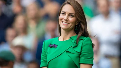 Кейт Миддлтон затусила на 24-часовой вечеринке: неформальный образ и коктейль в руке