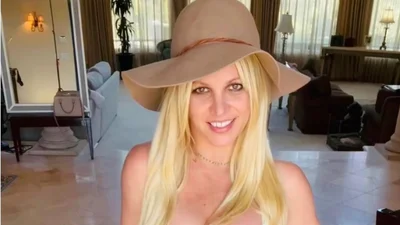 Почти разведенная Бритни Спирс сняла видео, где голая лежит в постели