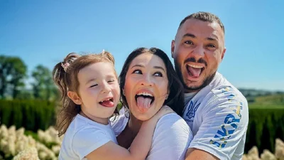 Развод отменяется: Наталья Карпа порадовала фотосессию с мужем и дочерью