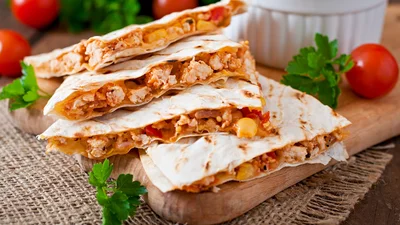 Из остатков курицы: как приготовить вкусные кесадильи на перекус