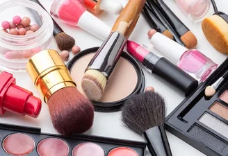 Небезпека в косметичці: як продукти для краси впливають на твоє здоров’я
