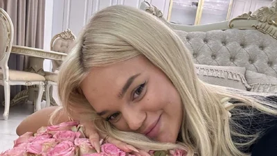 Молоді й гарячі: блогерка Верба показала пристрасні поцілунки з коханим у водоспаді