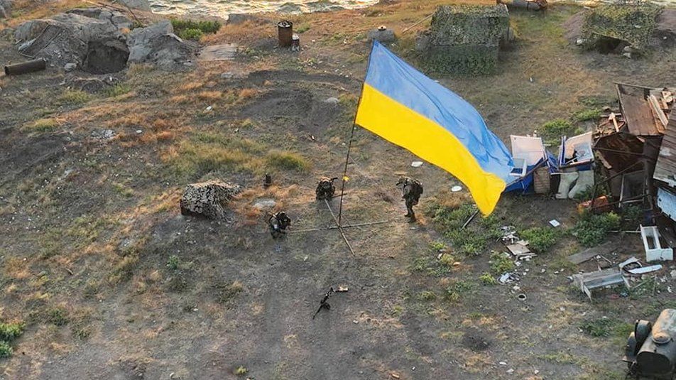 День прапора України: як ЗСУ підіймали синьо-жовті стяги на звільнених територіях - фото 570489