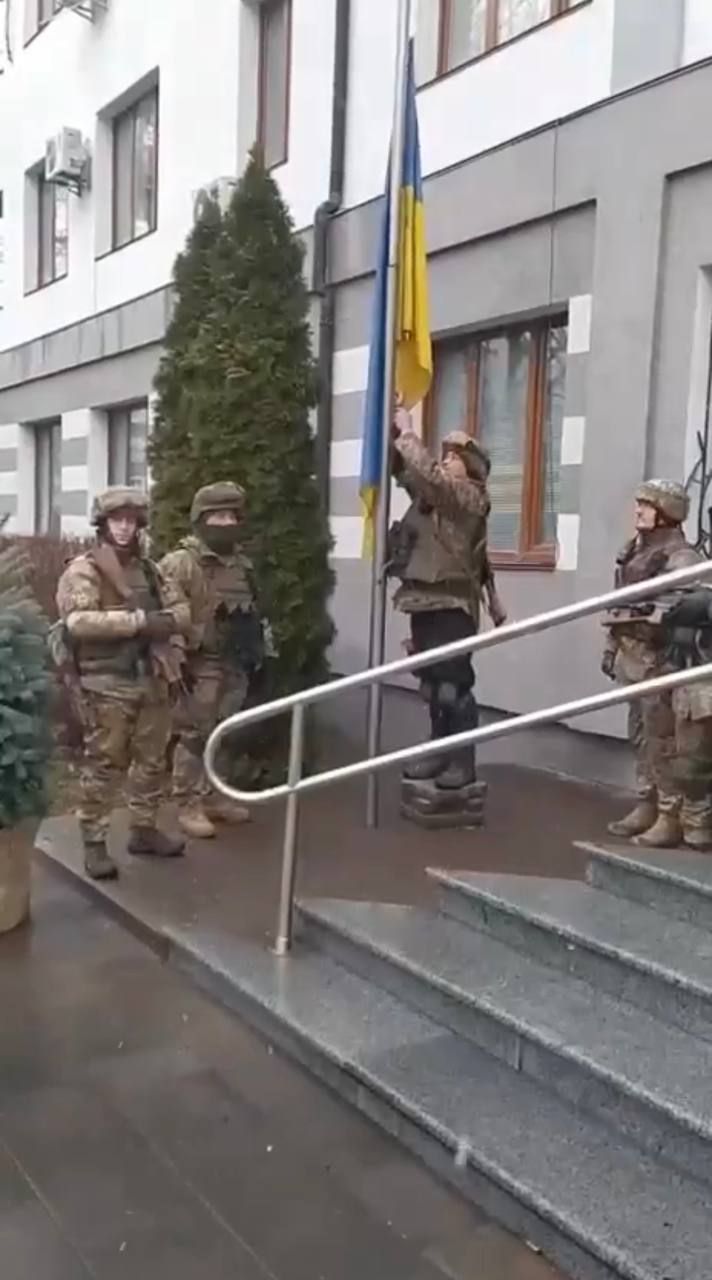День прапора України: як ЗСУ підіймали синьо-жовті стяги на звільнених територіях - фото 570529