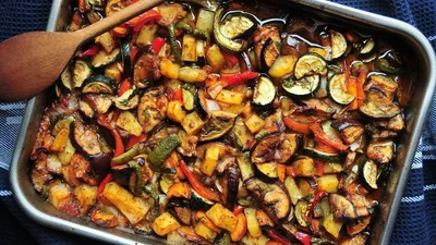 Что приготовить на ужин в греческом стиле: блюдо из картофеля, цуккини и сыра фета