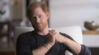 Все смеются над новым фото принца Гарри, где ему прифотошопили волосы