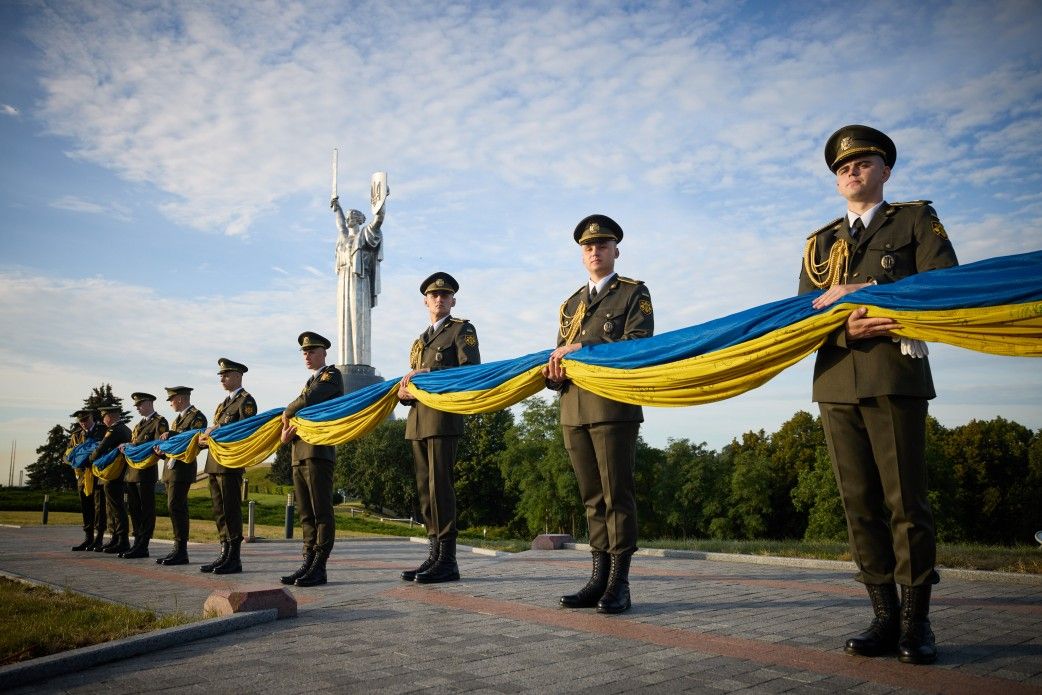 Фото дня: в Киеве подняли флаг, подписанный бойцами ВСУ - 570686 Фото дня: в Киеве подняли флаг, подписанный бойцами ВСУ - фото 570686