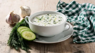 Що приготувати на обід: холодний огірковий суп для останніх літніх днів