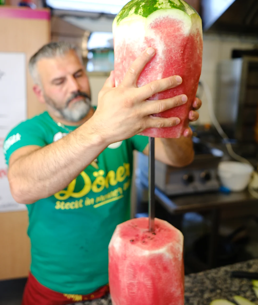 Мигрант придумал рецепт шаурмы из арбуза: уникальный вкус - 570995 Мигрант придумал рецепт шаурмы из арбуза: уникальный вкус - фото 570995