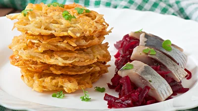 Рецепт вкусных картофельных оладий с ветчиной, которые быстро и легко приготовить