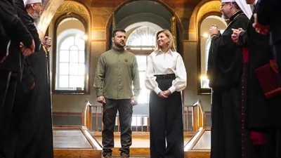 Владимир Зеленский трогательно поцеловал жену на публике, и этот момент поймали на фото