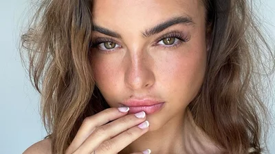 Простий трюк із тушшю, який зробить найкоротші вії довгими та об’ємними