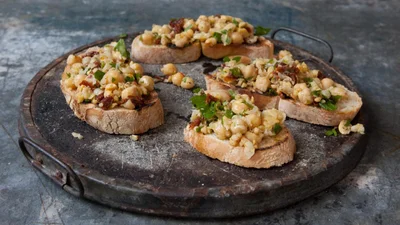 Закуска, от которой текут слюнки: брускетты со сливочным сыром и нутовым салатом