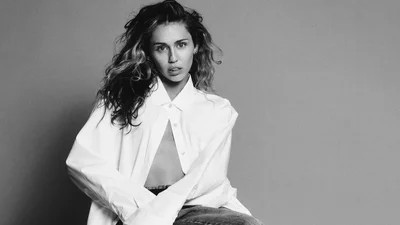 Майли Сайрус запремьерила клип на новый сингл "Used To Be Young"