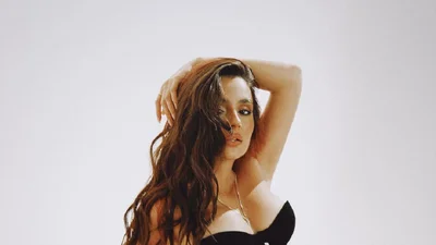 Аня Тринчер взбудоражила Instagram откровенными фото в эротическом корсете