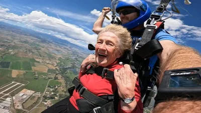 84-річна екстремалка стрибнула з парашутом 580 разів: мета — 1000