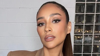 Лень мыть голову: как замаскировать жирные волосы с этими простыми прическами