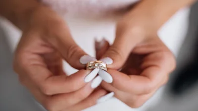 Хлопець шукав на дні озера каблучку подруги, але знайшов скарб