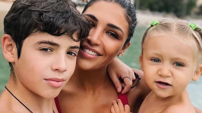 Санта Дімопулос вже відвела 4-річну доньку до школи — фото