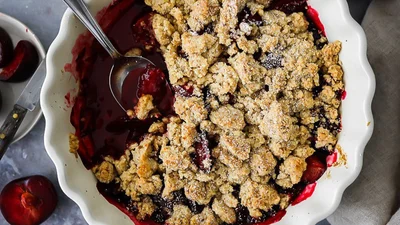 Сливовый крамбл — десерт, который стоит приготовить на конец лета