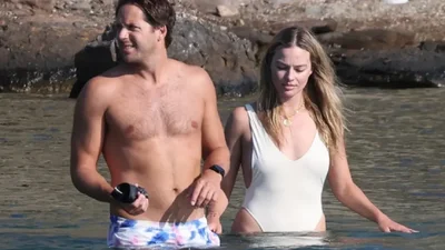 Марґо Роббі підловили на пляжі з чоловіком: фото, сповнені кохання