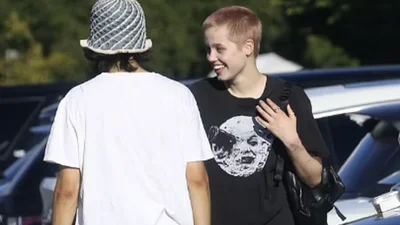 Дочка Пітта та Джолі експериментує зі стилем: новий колір та стрижка, як у мами в 90-ті