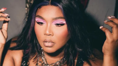 Ліззо показала пишні форми у мініспідниці під час шопінгу в Chanel