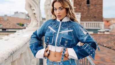 Епатажний вихід: Ріта Ора прибула на кінофестиваль в прозорому комбінезоні та шубі