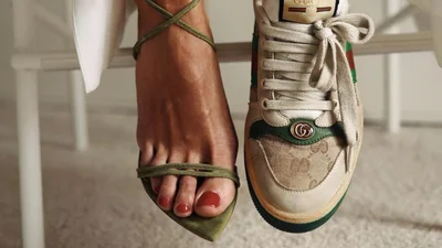 Как ходить на каблуках: гид для новичков и тех, кто любит кроссовки