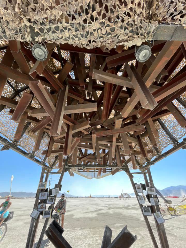 На фестивале Burning Man украинская команда создала уникальные военные мемориалы — фото - 572112 На фестивале Burning Man украинская команда создала уникальные военные мемориалы — фото - фото 572112
