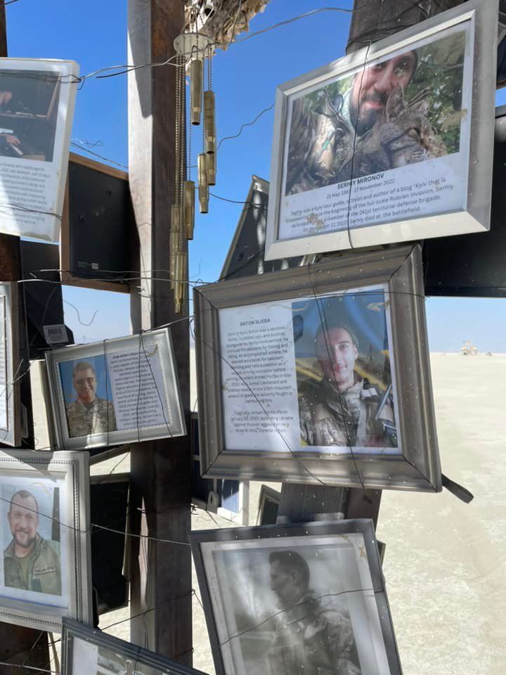 На фестивале Burning Man украинская команда создала уникальные военные мемориалы — фото - 572114 На фестивале Burning Man украинская команда создала уникальные военные мемориалы — фото - фото 572114