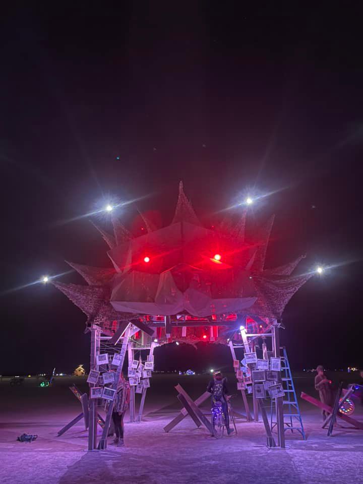 На фестивале Burning Man украинская команда создала уникальные военные мемориалы — фото - 572115 На фестивале Burning Man украинская команда создала уникальные военные мемориалы — фото - фото 572115