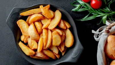 Картофель по-деревенски: как приготовить хрустящий гарнир с золотой корочкой