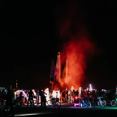 Как феникс: на Burning Man сожгли скульптуру из Украины - она превратилась в тризуб - фото 572233