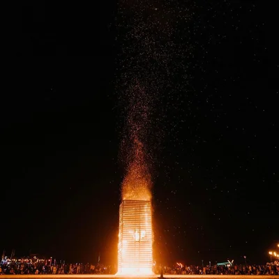 Как феникс: на Burning Man сожгли скульптуру из Украины - она превратилась в тризуб - фото 572234